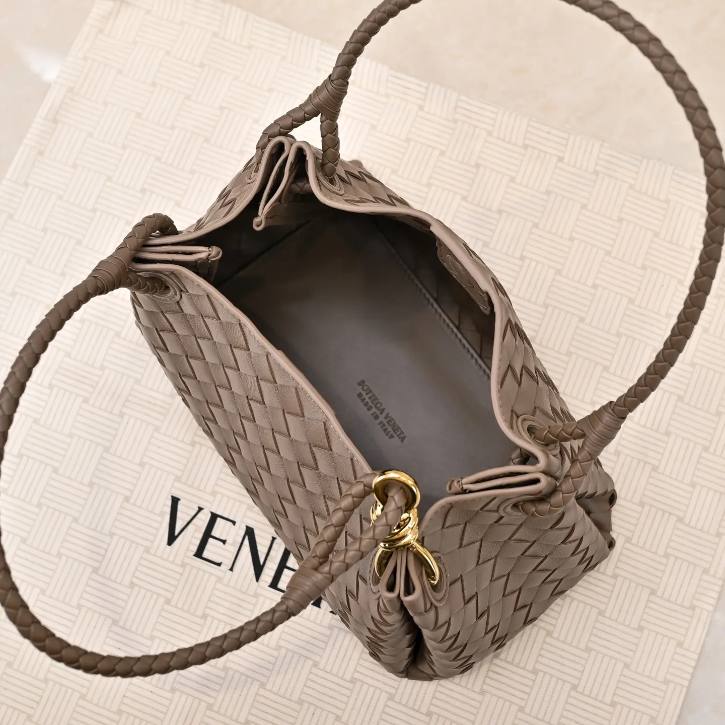 Batch 2060 BOTTEGA VENETA 2025 Autumn New Product Medium Parachuta The long-awaited new medium parachuta is here, with a unique appearance and iconic metal knots, and a whole piece of leather folds the four corners into a parachute shape! The exquisite Knot metal buckle is like putting jewelry on a bag. It is high-end and elegant. Its super capacity can hold all your things! The overall effect of this bag is very different from before. It is neither too delicate to provide a large capacity nor too bulky because of its practicality. It simply provides a perfectly suitable bag for casual and simple people👜 Style number: 5921 Size: 29.5*18.5*17.5cm